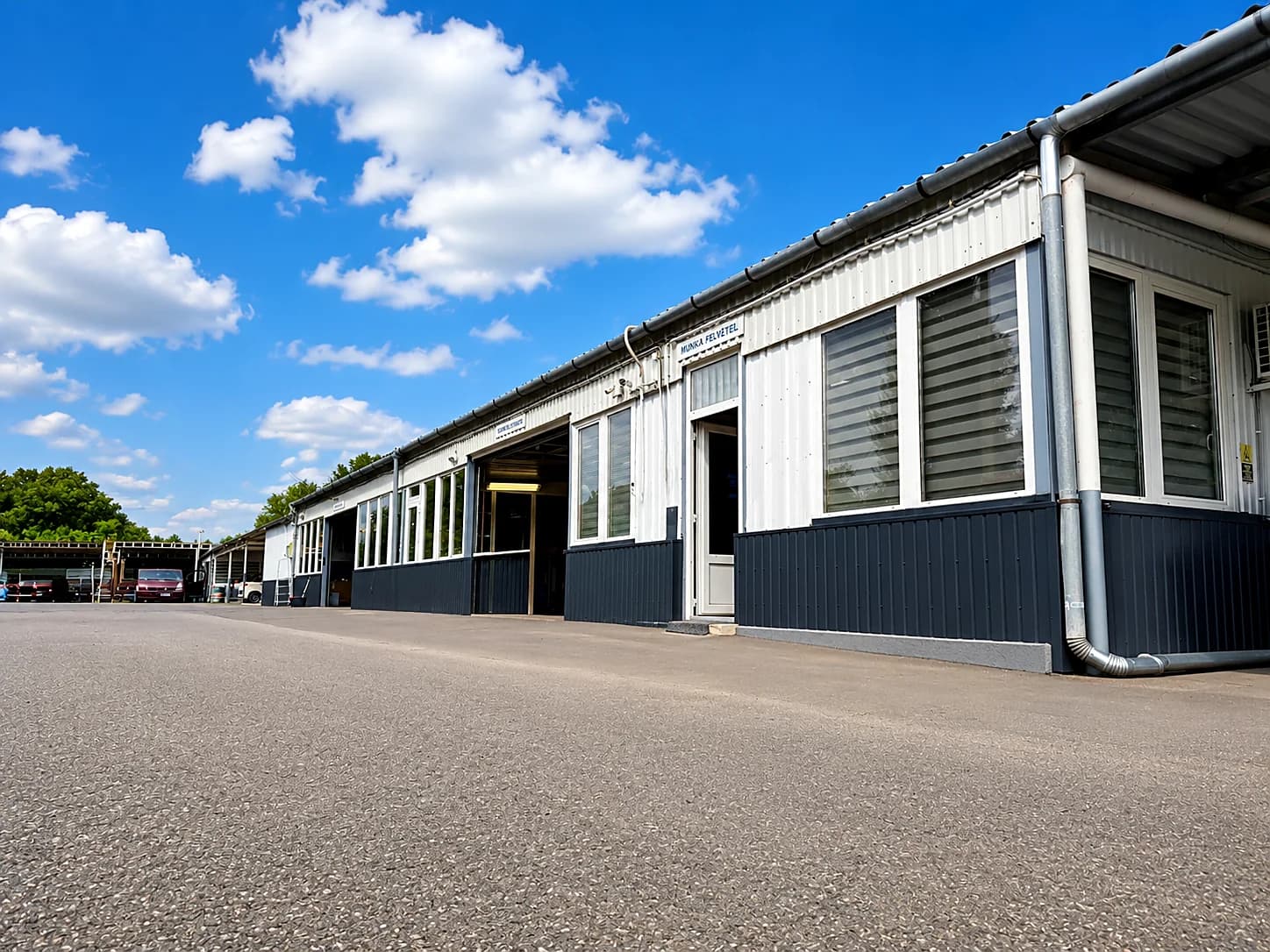 Az Autohaus Asztalos műhelycsarnoka és udvara